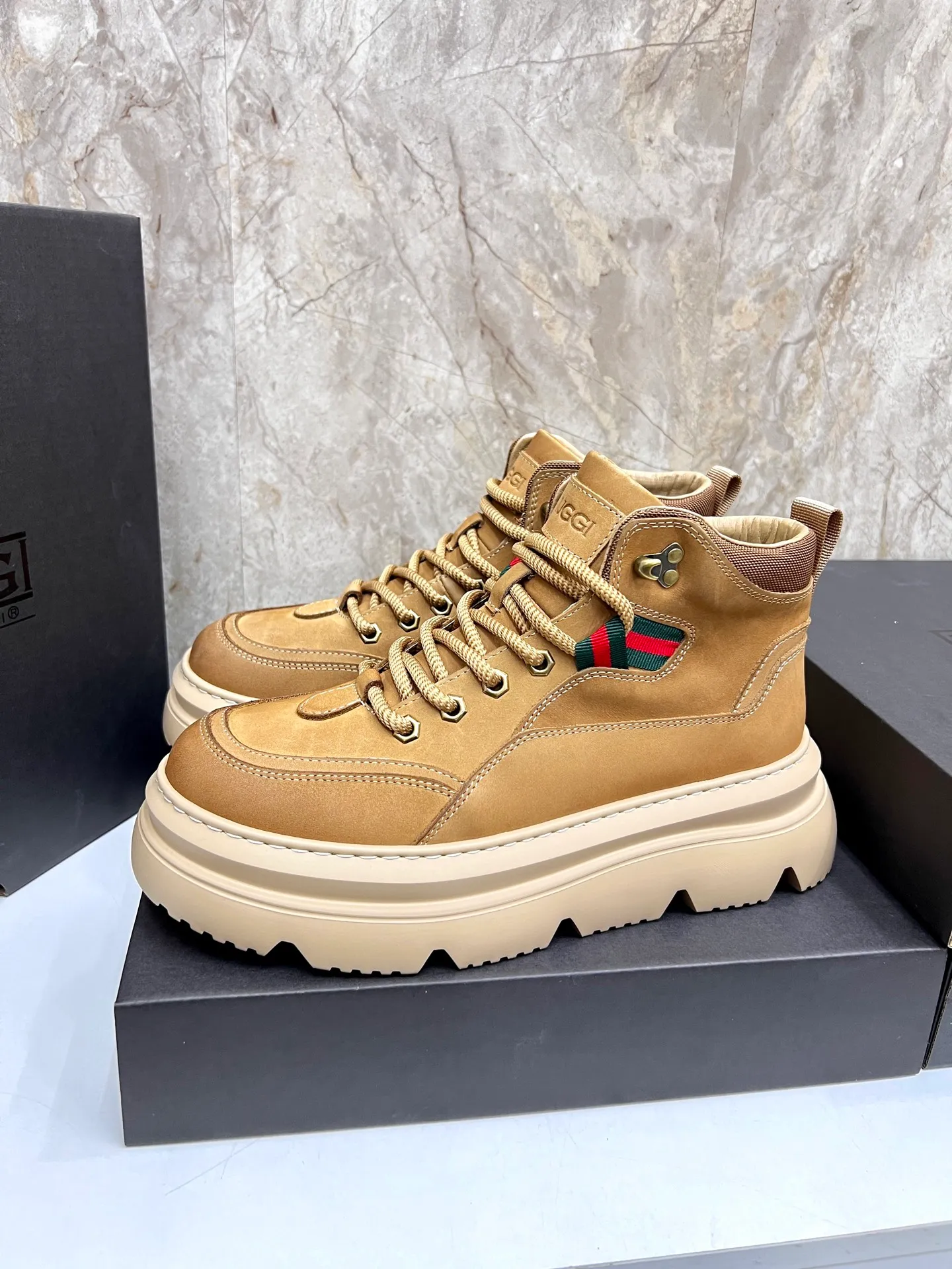 💰700 new UGG fur-integrated men's simple and fashionable snow shoes. The most worth buying at the end of this year are warm casual shoes. Whether you are out and about at home, their comfortable and warm performance will be your most suitable fashion companion! The material is cowhide upper and imported wool is used inside. Two layers of cowhide for warmth and comfort! The eva+ rubber patch outsole is cushioned, non-slip and wear-resistant, and has good elasticity. It is light and wear-resistant, comfortable and soft, and the new simple cut is more fashionable. It has both practicality and fashion sense, so you no longer have to worry about how to match it in winter, while still maintaining your fashionable taste. High-quality genuine wool produced in Dongguan. The material depends on the details! Size: 39-40-41-42-43-44